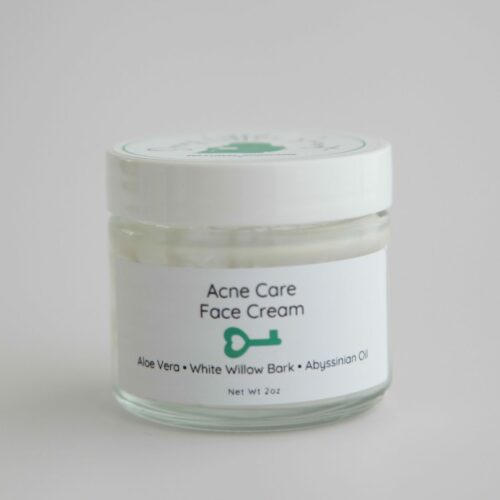Acne-reducing face cream with natural Salicylic acid and aloe vera.